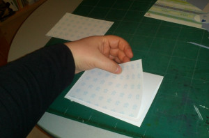 Farbiges Blatt mit 3D-Klebepads auf Karte aufkleben